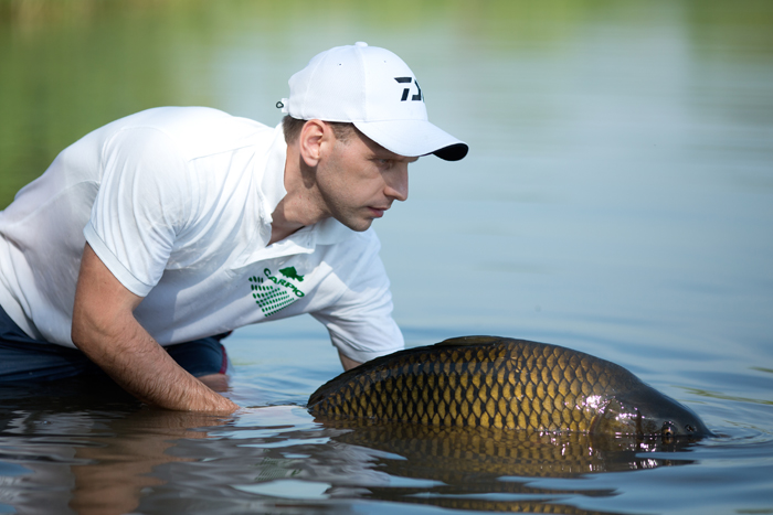 Стас купает карпа Стас купает карпа